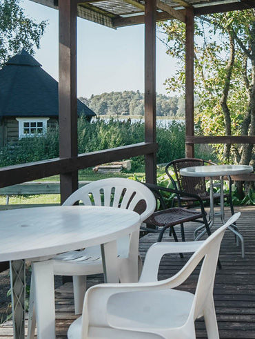 tausralla grillikota, etualalla kesäterassi, majoitusta kuusistonsalmella